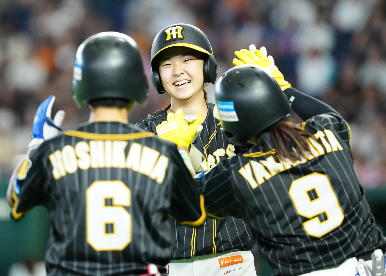 読売女子対阪神TW 5回表阪神TW無死、本塁打を放ち、タッチを交わす西本夢生（中央）（撮影・江口和貴）