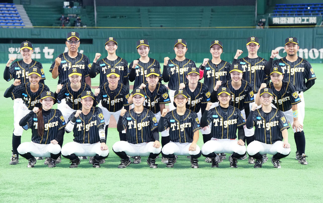 読売女子対阪神TW　試合前、集合写真に納まる阪神TWの選手たち（撮影・江口和貴）