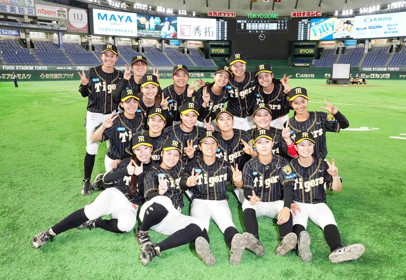 読売女子対阪神TW　試合後、写真に納まる阪神タイガースWomenの選手たち（撮影・江口和貴）