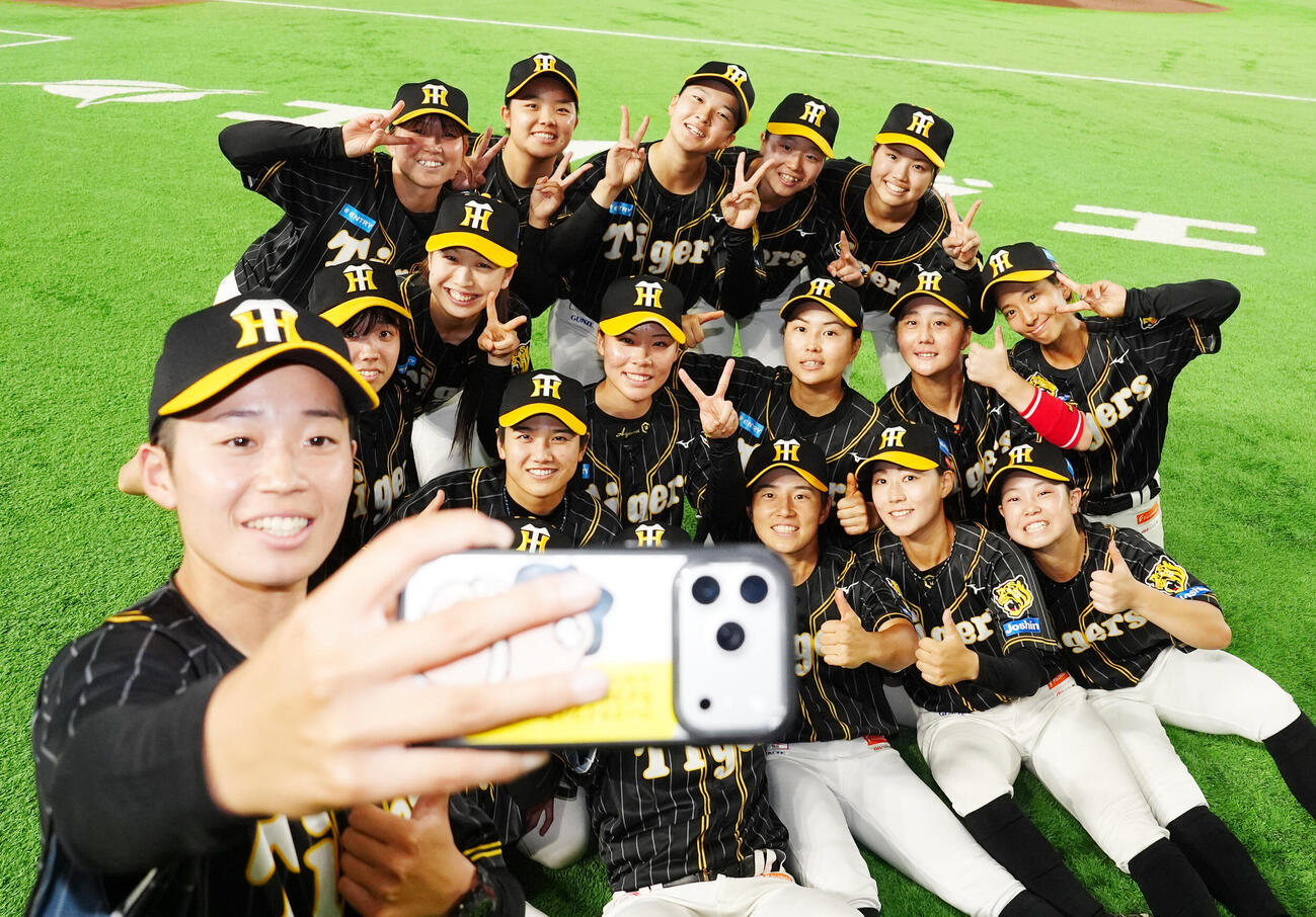 読売女子対阪神TW　試合後、写真に納まる阪神タイガースWomenの選手たち（撮影・江口和貴）