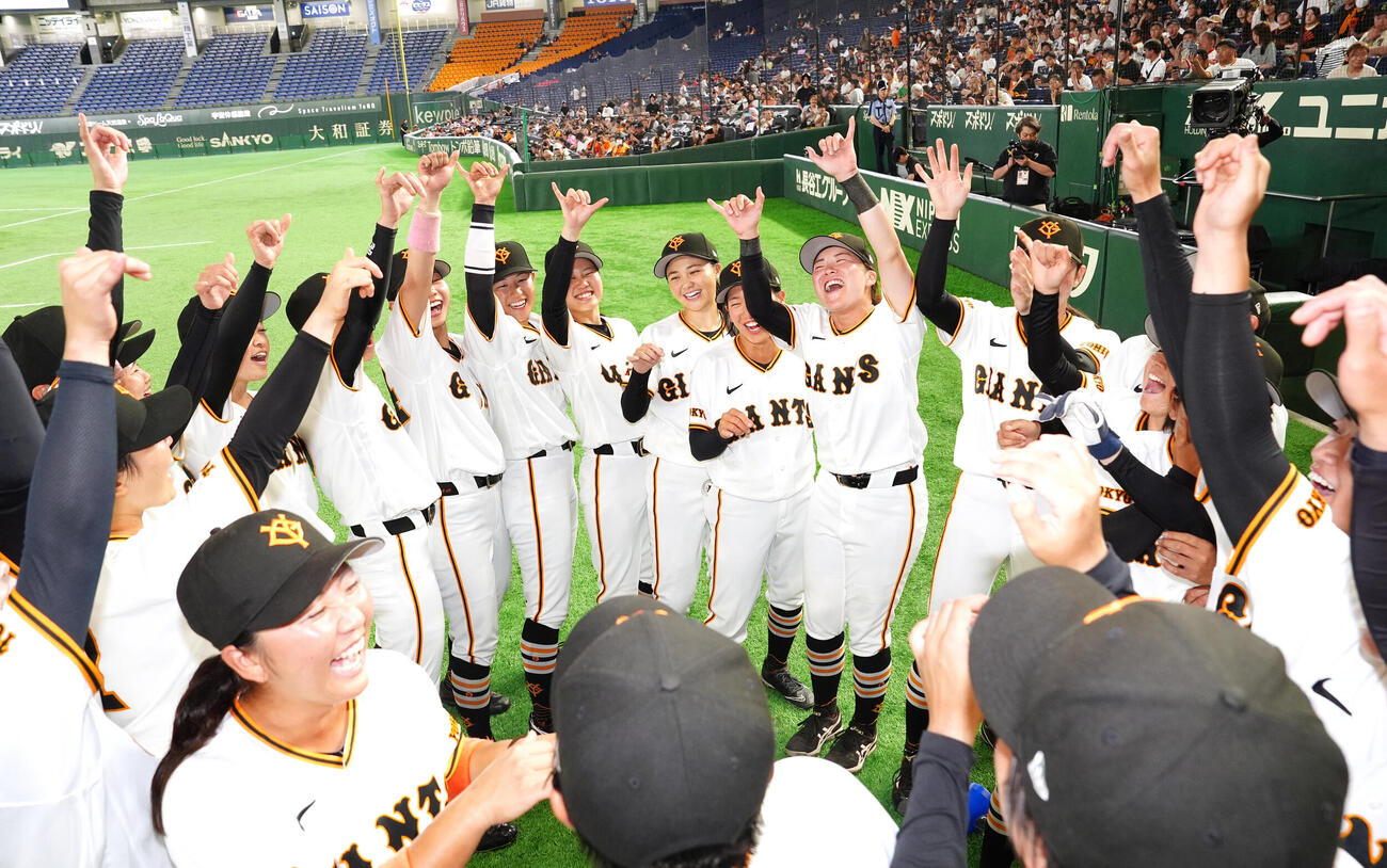 読売女子対阪神TW　試合前、円陣を組む読売女子の選手たち（撮影・江口和貴）