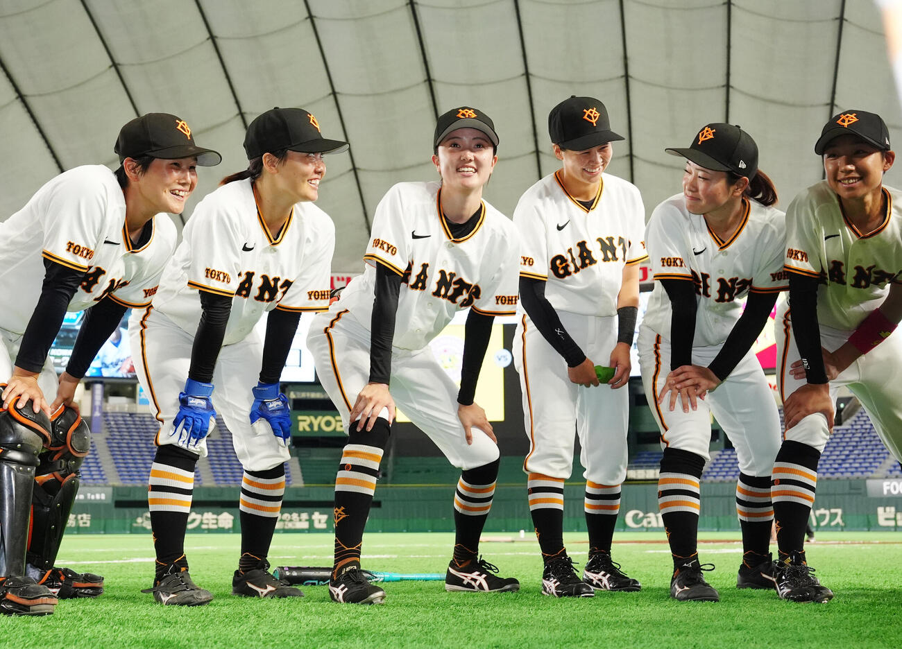 読売女子対阪神TW　試合前、円陣を組む読売女子の佐々木秋羽（左から3人目）ら（撮影・江口和貴）