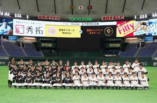 読売女子対阪神TW　試合前、集合写真に納まる選手たち（撮影・江口和貴）