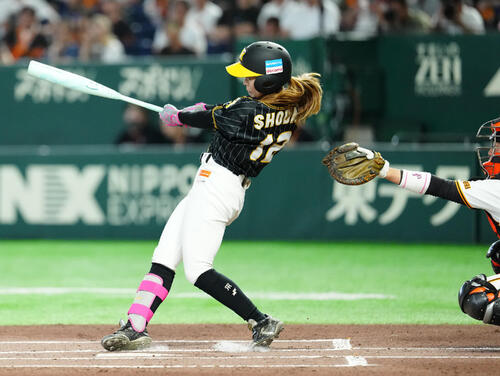 読売女子対阪神TW 1回表阪神TW2死二塁、先制適時打を放つ正代絢子（撮影・江口和貴）