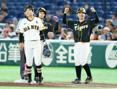 読売女子対阪神TW 1回表阪神TW2死二塁、先制適時打を放った正代絢子（中央）（撮影・江口和貴）