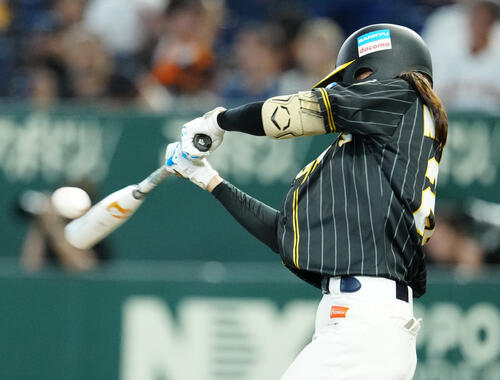 読売女子対阪神TW 5回表阪神TW無死、本塁打を放つ西本夢生（撮影・江口和貴）