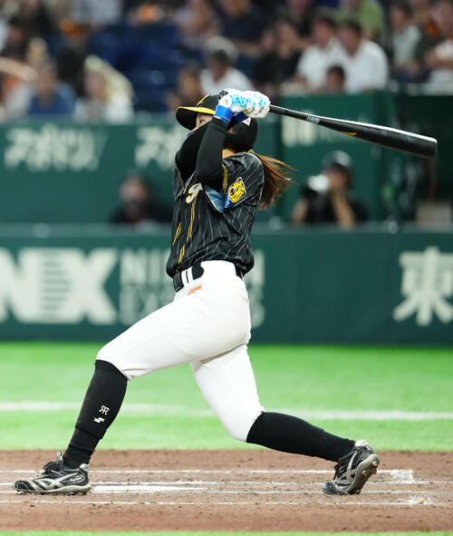 読売女子対阪神TW 6回表阪神TW1死、本塁打を放つ矢島莉々果（撮影・江口和貴）