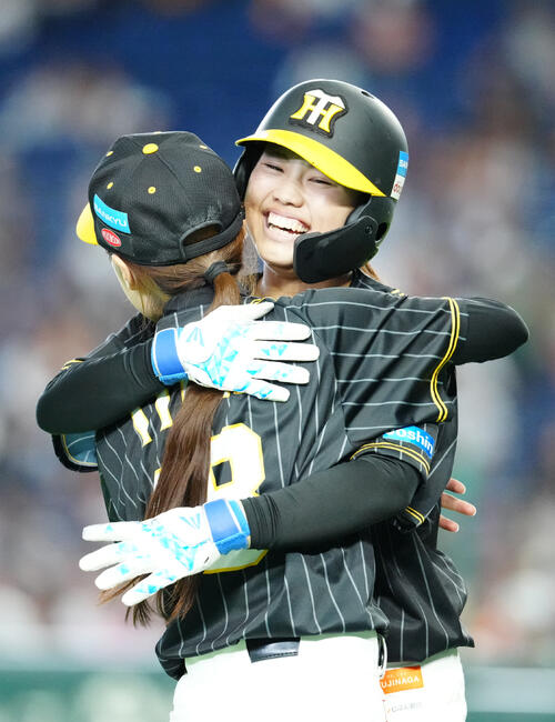 読売女子対阪神TW 6回表阪神TW1死、本塁打を放ち、抱き合う矢島莉々果（右）（撮影・江口和貴）