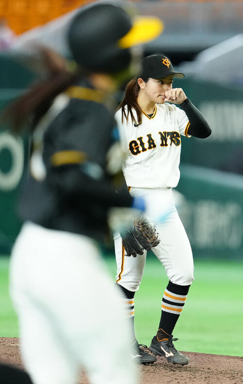 読売女子対阪神TW 6回表阪神TW1死、矢島莉々果（手前）に本塁打を浴びる日高結衣（撮影・江口和貴）