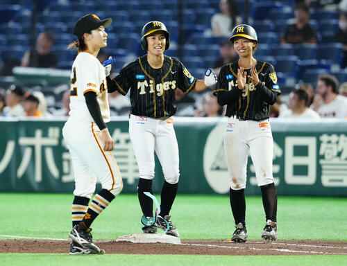 読売女子対阪神TW 6回表阪神TW2死満塁、2点適時打を放った星川あかり（中央）（撮影・江口和貴）