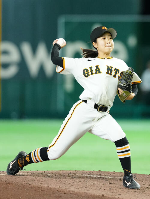 読売女子対阪神TW　読売女子4番手の伊藤春捺（撮影・江口和貴）
