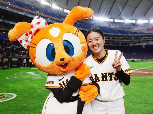 読売女子対阪神TW　試合後、シスタージャビットと写真に納まる読売女子の佐々木秋羽（撮影・江口和貴）
