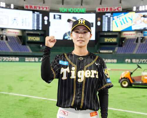 読売女子対阪神TW　試合後、写真に納まる阪神TW正代絢子（撮影・江口和貴）
