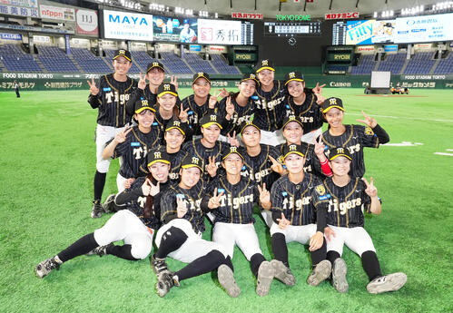 読売女子対阪神TW　試合後、写真に納まる阪神タイガースWomenの選手たち（撮影・江口和貴）
