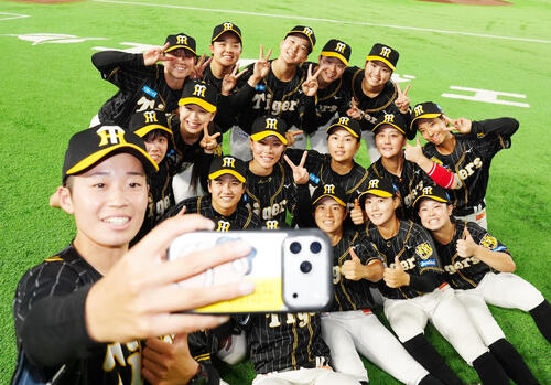 読売女子対阪神TW　試合後、写真に納まる阪神タイガースWomenの選手たち（撮影・江口和貴）
