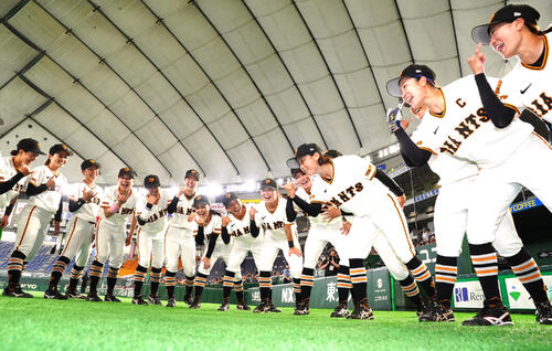 読売女子対阪神TW　試合前、円陣を組む読売女子の選手たち（撮影・江口和貴）