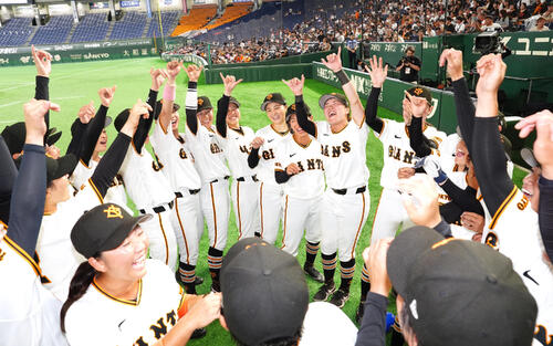 読売女子対阪神TW　試合前、円陣を組む読売女子の選手たち（撮影・江口和貴）