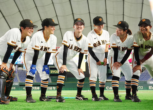読売女子対阪神TW　試合前、円陣を組む読売女子の佐々木秋羽（左から3人目）ら（撮影・江口和貴）