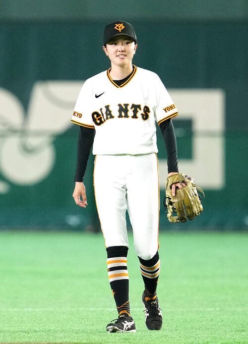 読売女子対阪神TW　試合前練習を行う読売女子の佐々木秋羽（撮影・江口和貴）