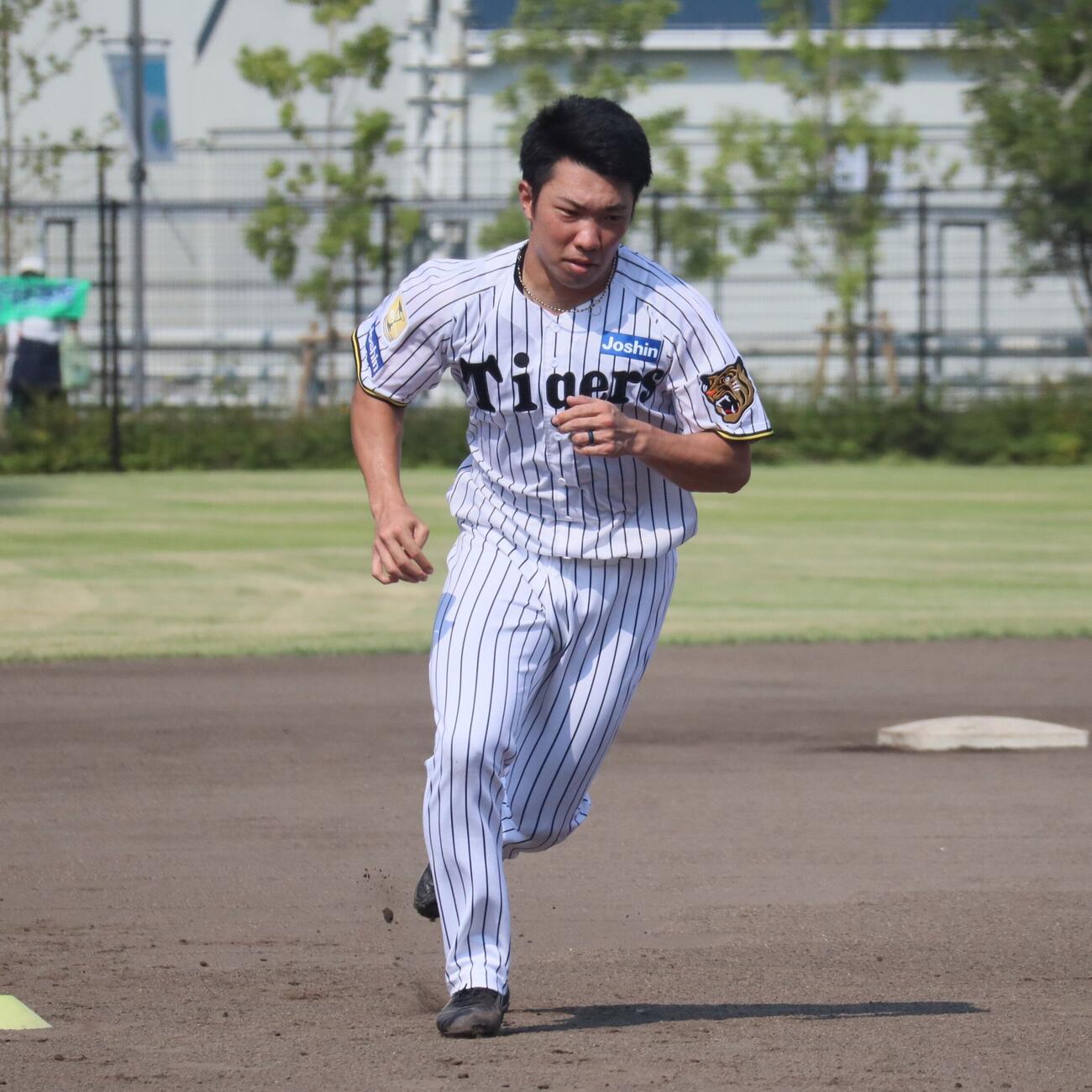 ランメニューをこなす阪神石井（撮影・村松万里子）