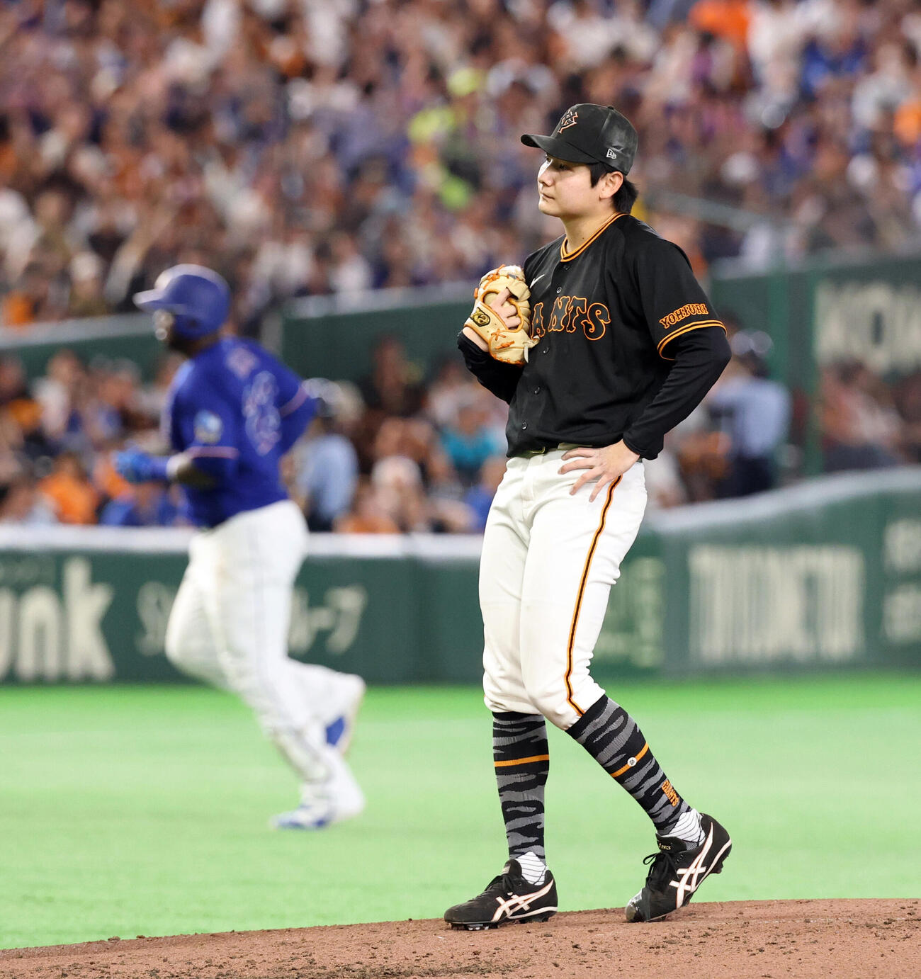 巨人対中日　4回表中日2死二塁、サノー（後方）に2点本塁打を浴びた竹丸和幸（撮影・浅見桂子）