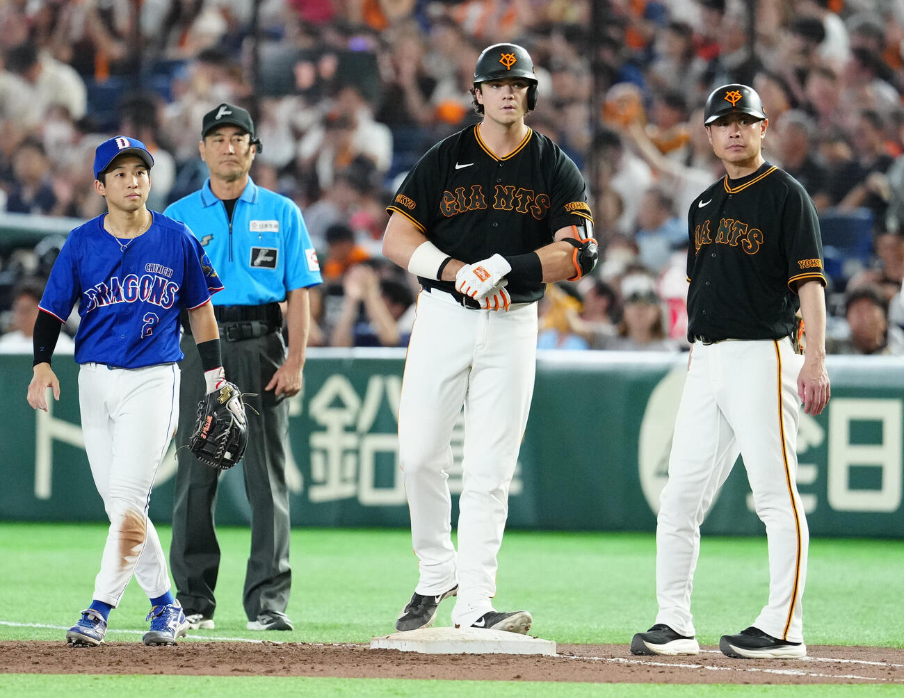 巨人対中日　7回裏巨人2死二塁、適時打を放ったボビー・ダルベック（中央）（撮影・江口和貴）