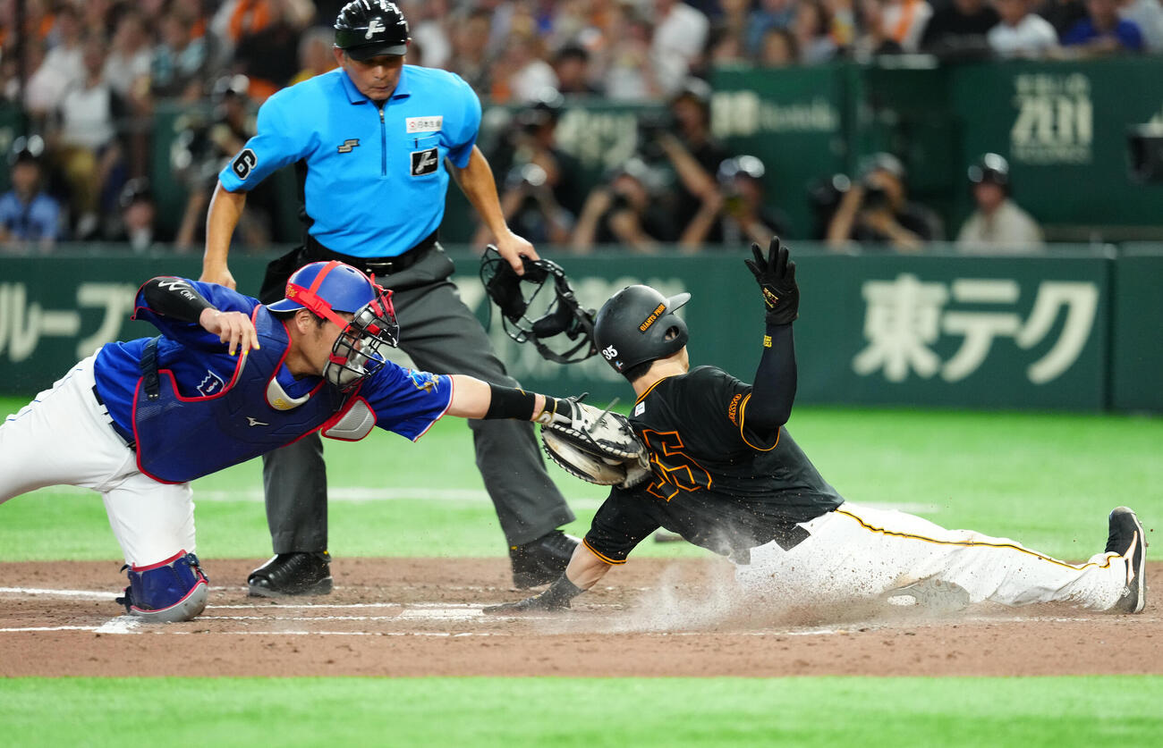 巨人対中日　7回裏巨人2死二塁、ボビー・ダルベックの適時打で生還する泉口友汰（右）（撮影・江口和貴）