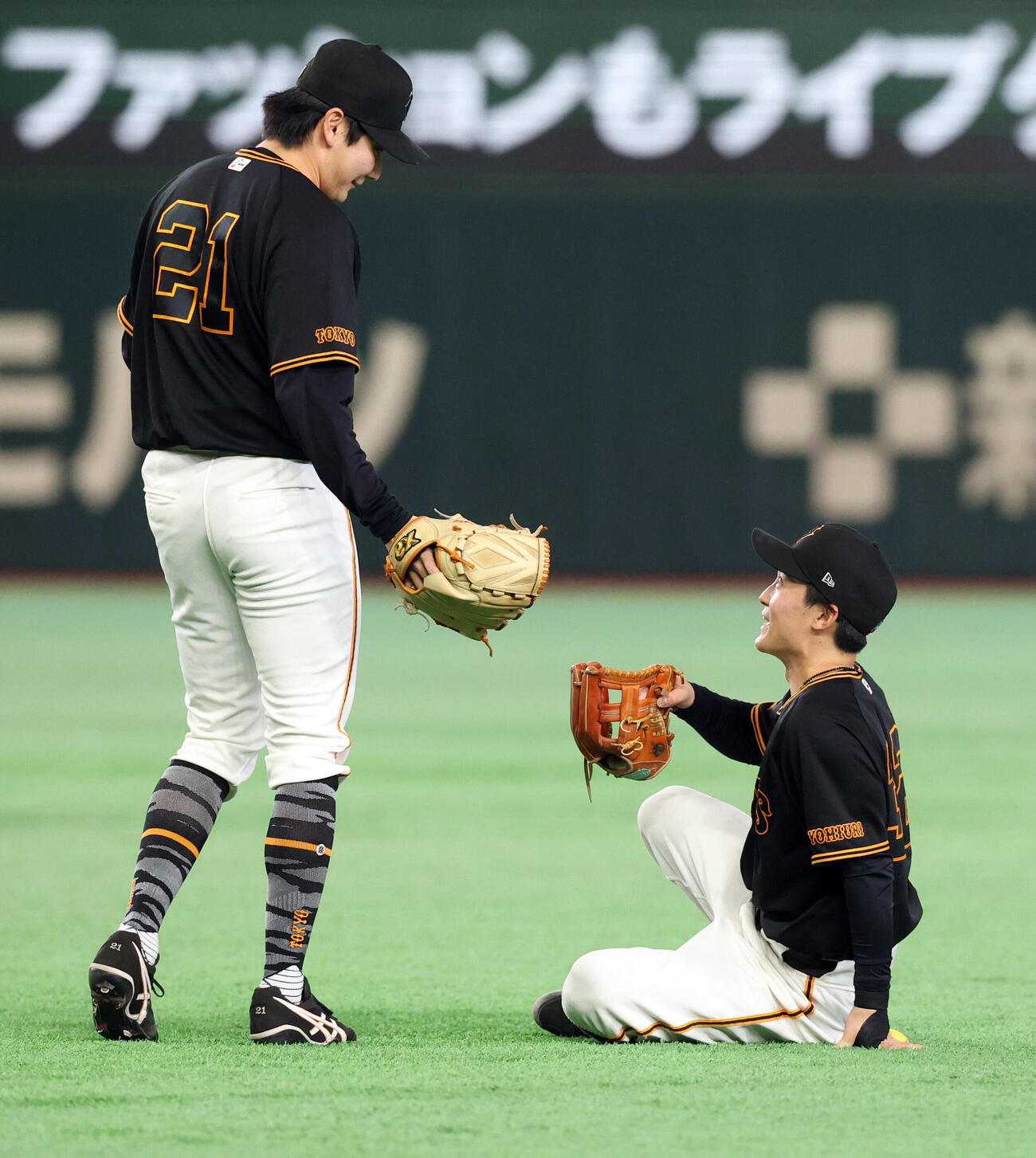 巨人対中日　1回表中日1死、細川成也の天井に当たった打球を捕球した浦田俊輔（右）は竹丸和幸とほっとした笑み（撮影・浅見桂子）
