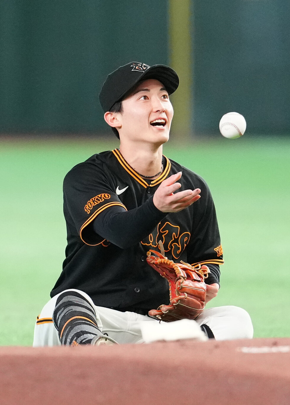 巨人対中日　1回表中日1死、三飛となった細川成也の打球を捕球した浦田俊輔（撮影・江口和貴）