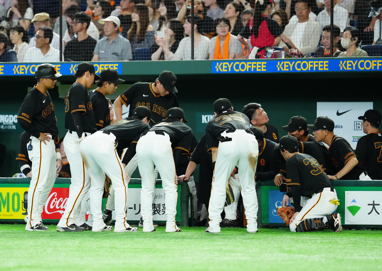巨人対中日　6回裏開始前、円陣を組む巨人の選手たち（撮影・江口和貴）