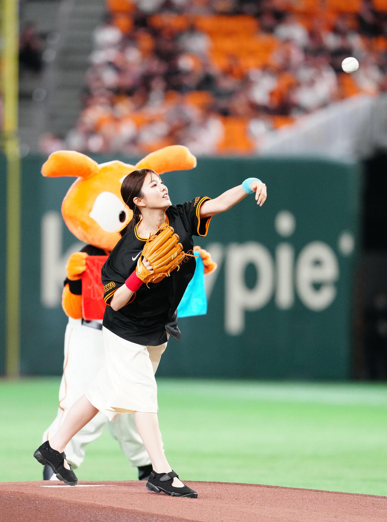 巨人対中日　試合前、ファーストピッチを行う日本テレビの黒田みゆアナウンサー（撮影・江口和貴）
