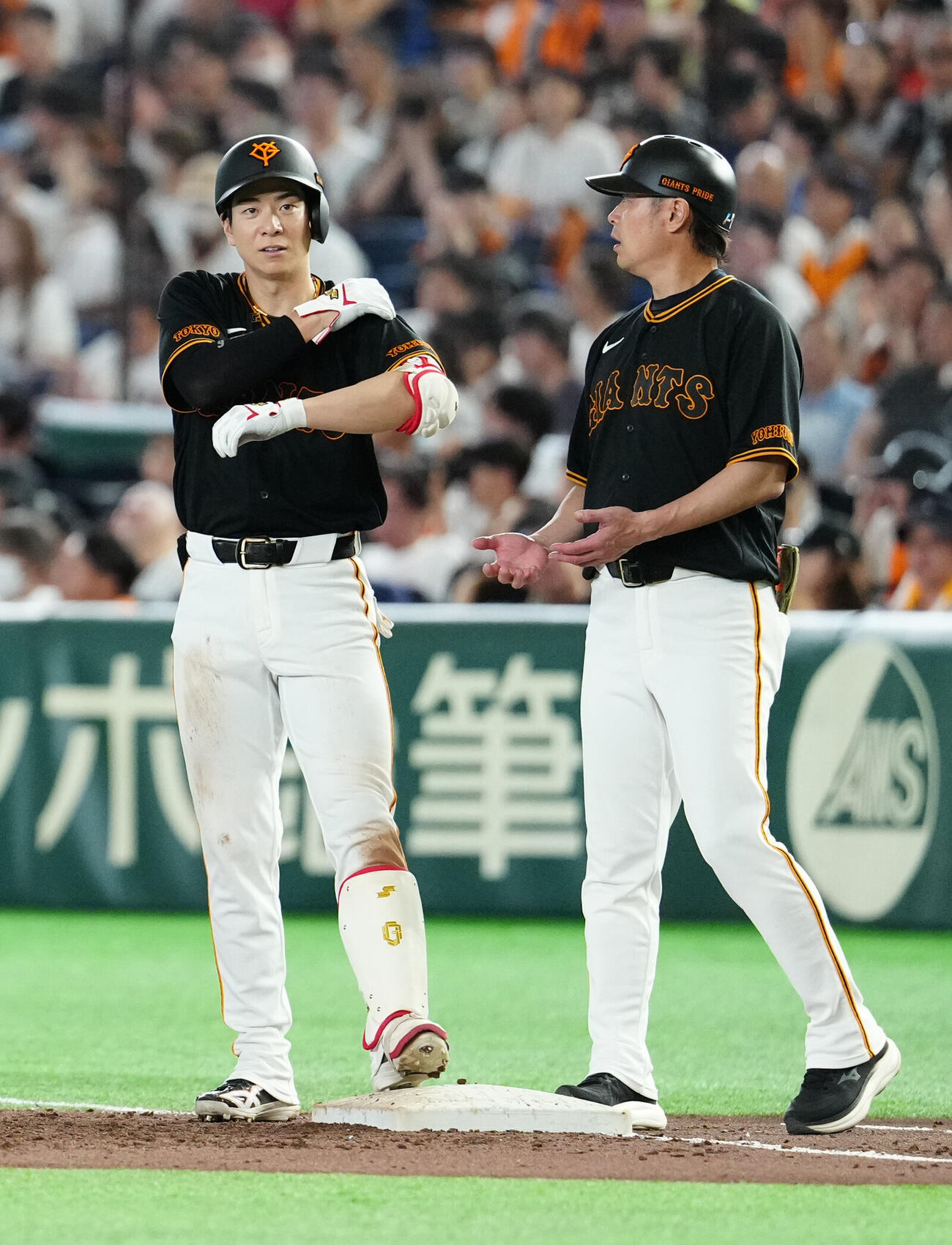 巨人対中日　5回裏巨人2死、右前打を放った松本剛（左）（撮影・江口和貴）