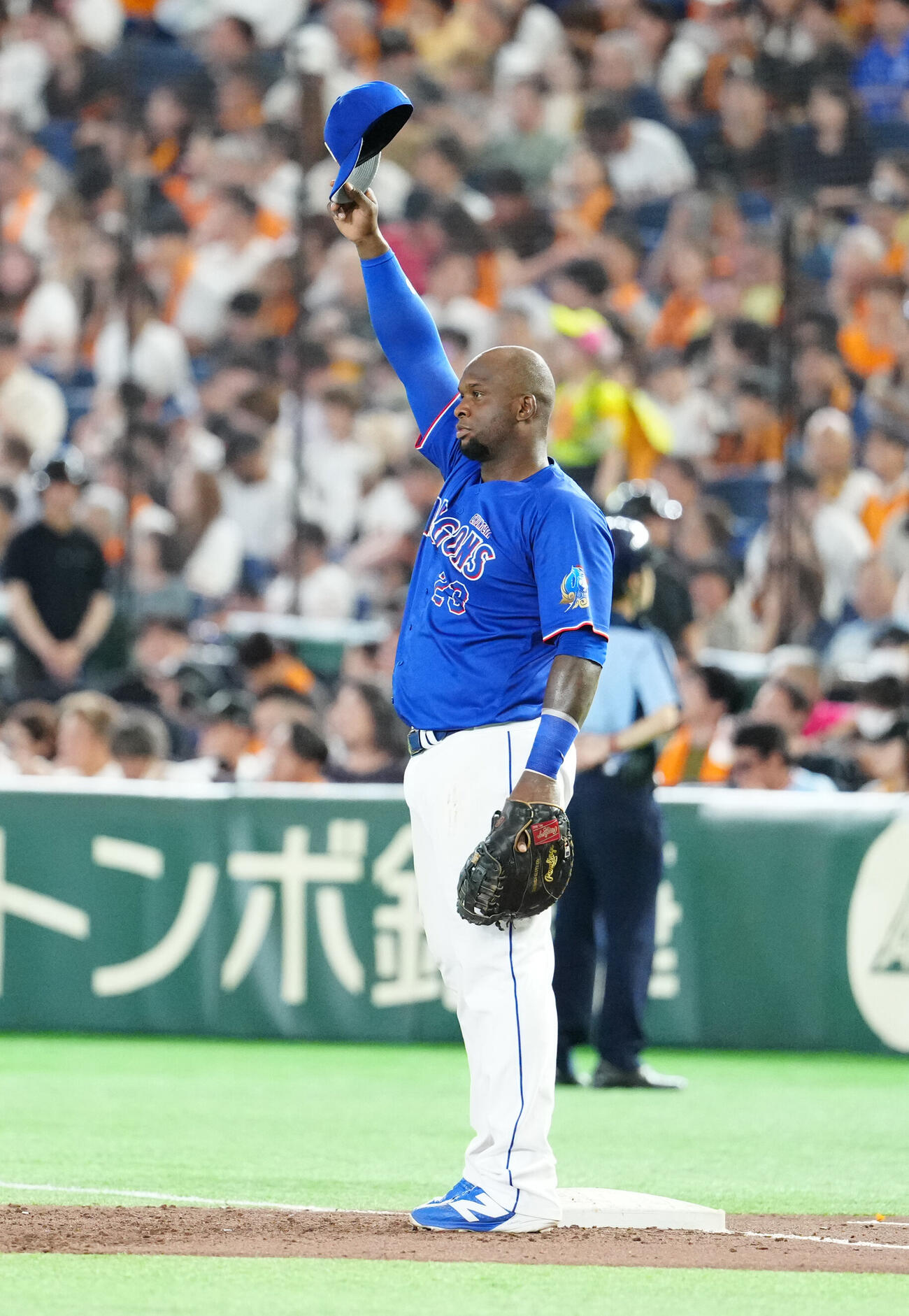 巨人対中日　4回裏開始前、ファンの声援に応える中日ミゲル・サノー（撮影・江口和貴）