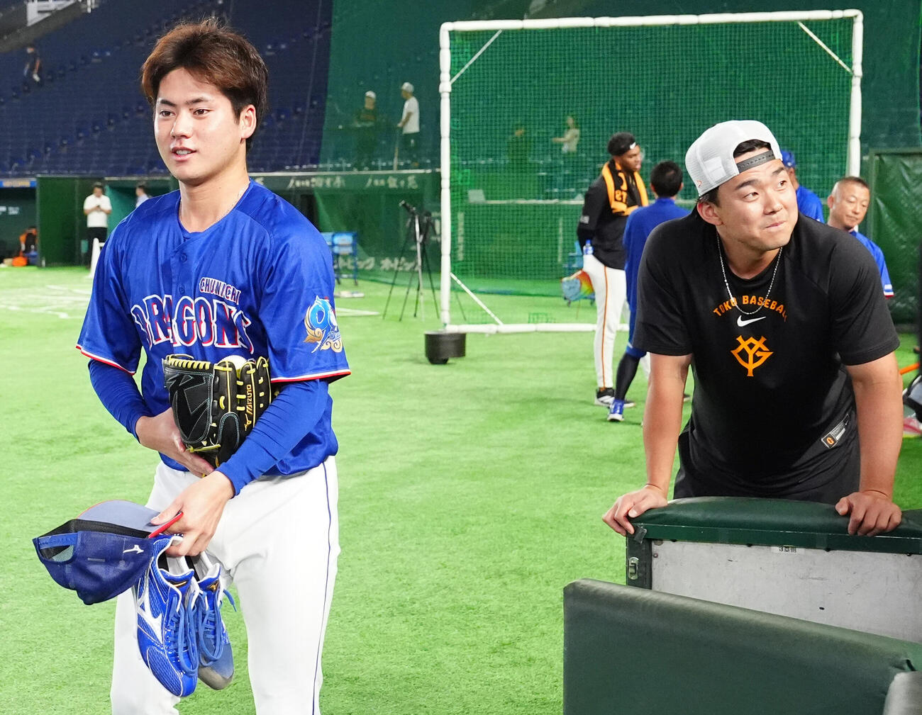 巨人対中日　試合前練習に向かう中日金丸夢斗。右は巨人小笠原慎之介（撮影・江口和貴）