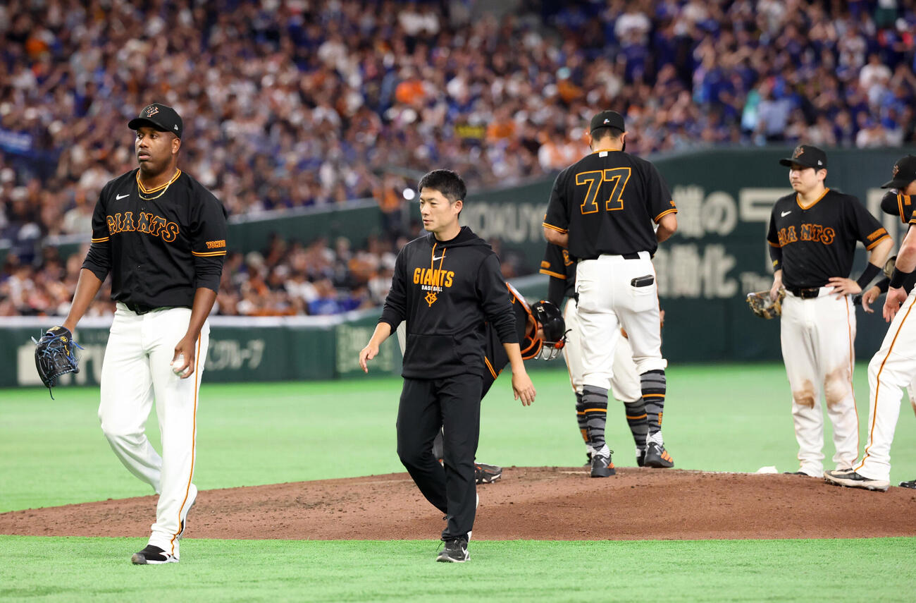 巨人対中日　9回表中日2死二塁、福永裕基に適時打を許し、降板するバルドナード（左）（撮影・浅見桂子）