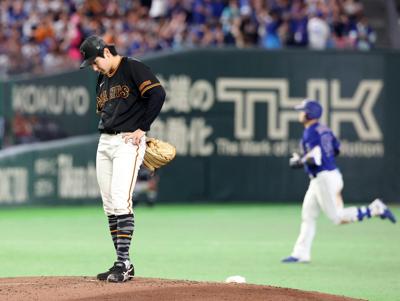 巨人対中日　6回表中日1死、細川成也（後方）にソロ本塁打を許し、うつむく竹丸和幸（撮影・浅見桂子）