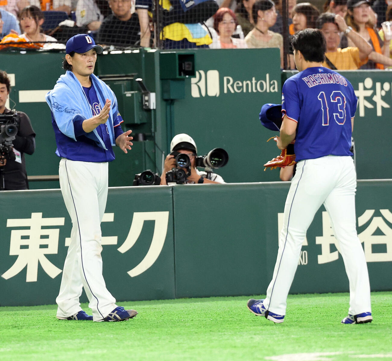 巨人対中日　7回裏巨人2死一、三塁、吉川尚輝を三振に仕留めた橋本侑樹右）を迎える涌井秀章（撮影・浅見桂子）