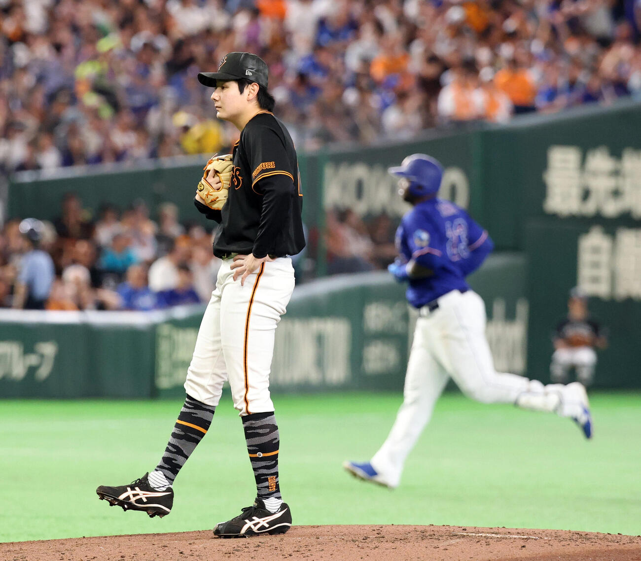 巨人対中日　4回表中日2死二塁、サノー（後方）に2点本塁打を許した竹丸和幸（撮影・浅見桂子）