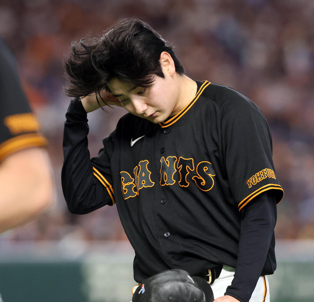 巨人対中日　6回表中日の攻撃で追加点を与え、頭をかいて引き揚げる竹丸和幸（撮影・浅見桂子）
