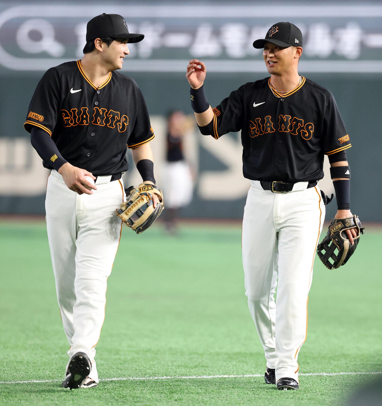 巨人対中日　談笑する巨人泉口友汰（左）と吉川尚輝（撮影・浅見桂子）