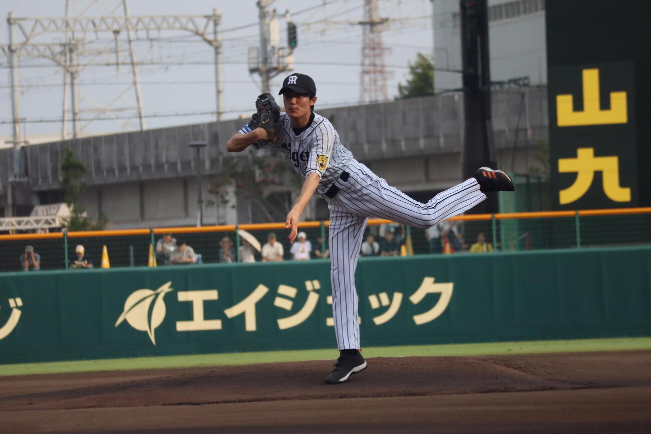 ファーム・リーグ西地区オリックス戦でファーストピッチセレモニーに登場した俳優の松谷鷹也
