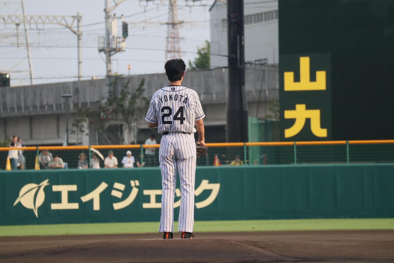 ファーム・リーグ西地区オリックス戦でファーストピッチセレモニーに登場した俳優の松谷鷹也