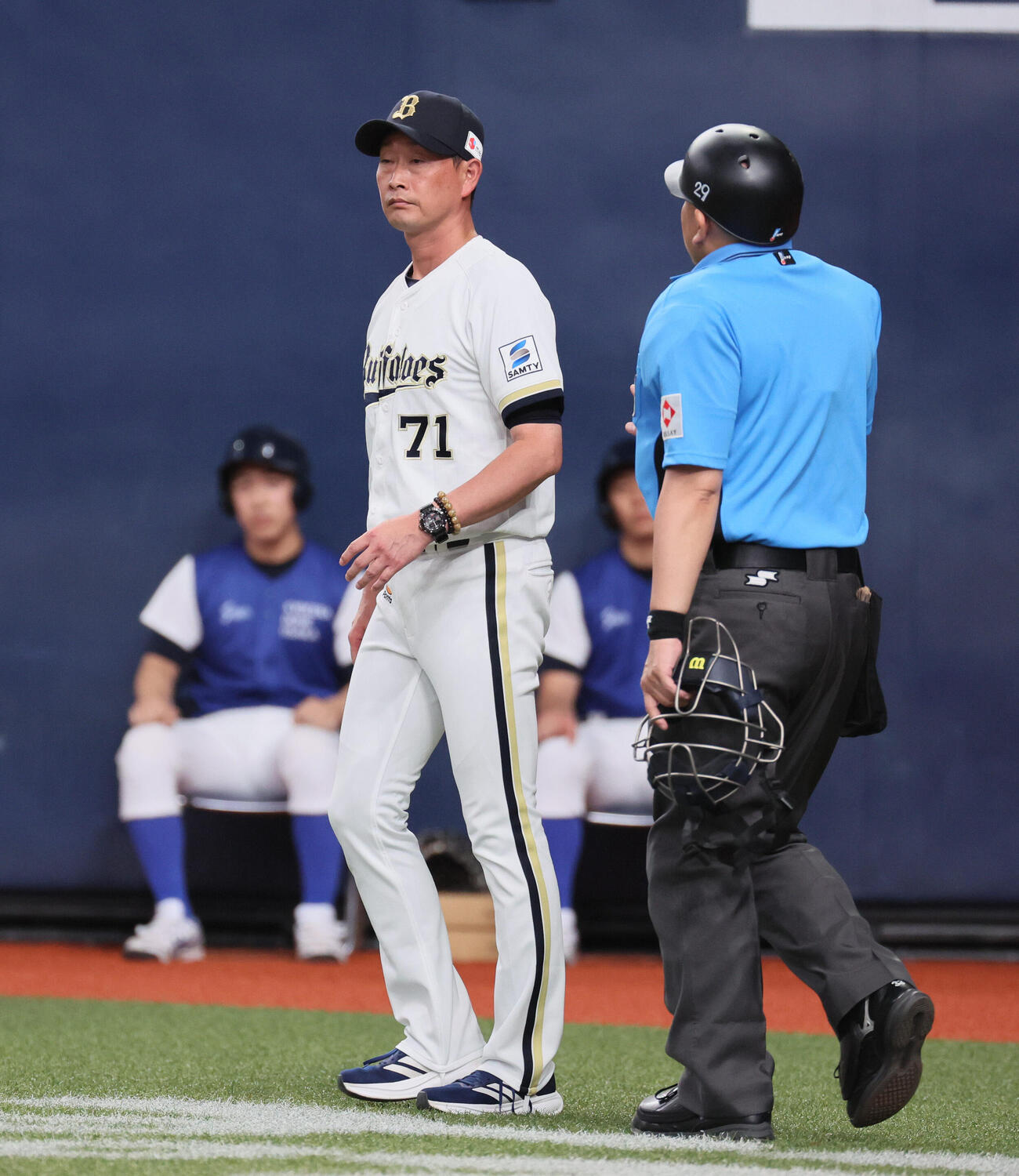 オリックス対日本ハム　4回表日本ハム無死二塁、来田涼斗は万波中正の右飛を好捕するが判定はセーフ。リクエストで覆るも二塁走者のフランミル・レイエスのタッチアップは認められ、再度抗議するオリックス岸田護監督（撮影・宮崎幸一）