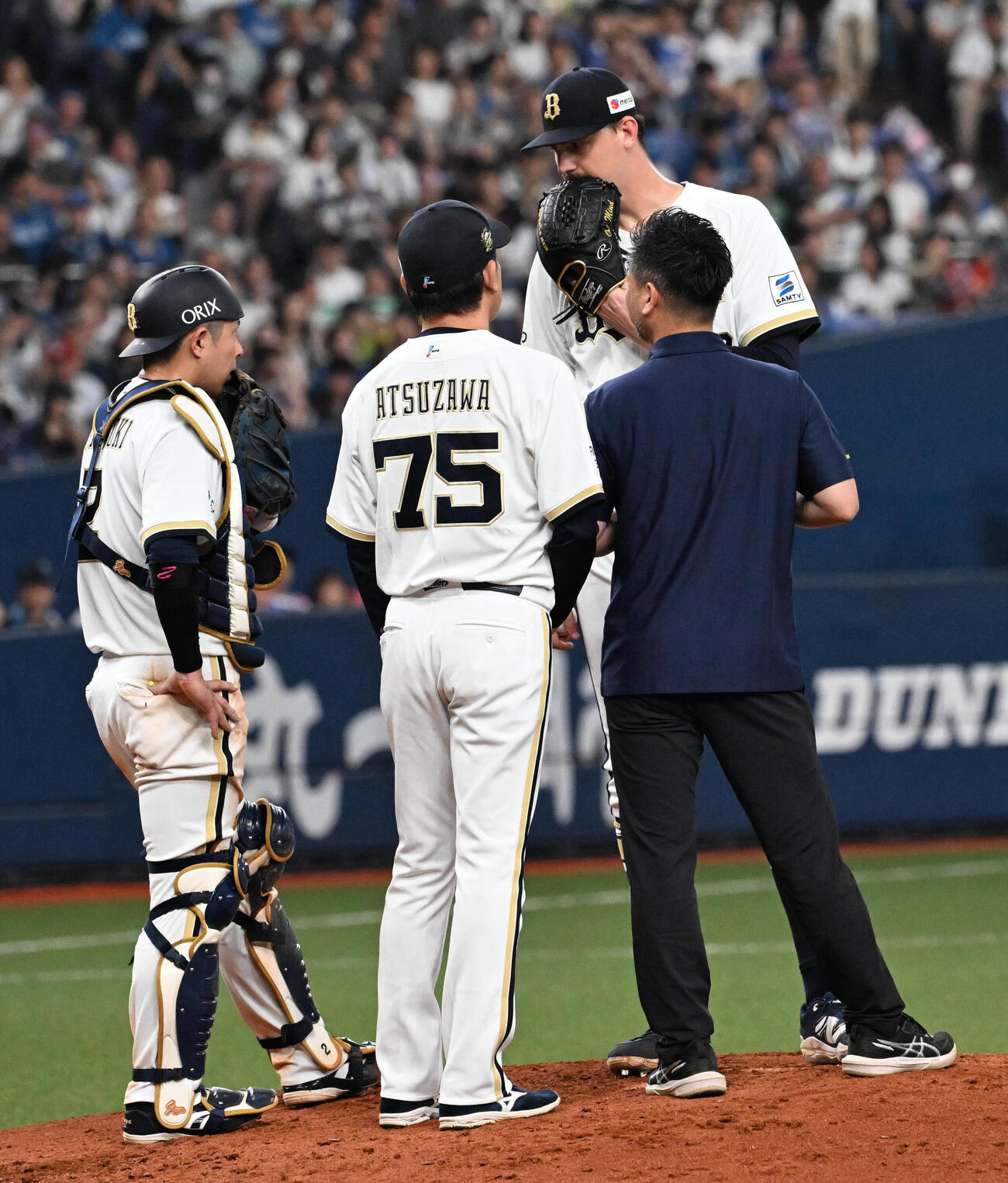 オリックス対日本ハム　4回表日本ハム2死一塁、清宮幸太郎に適時打を放たれマウンドで話すオリックス若月健矢（左）、ショーン・ジェリー（左から3人目）（撮影・石井愛子）