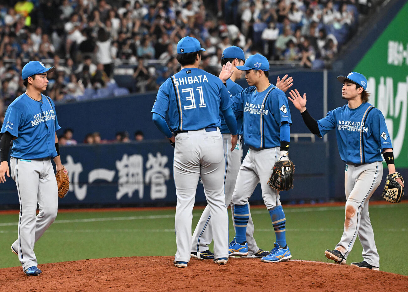 オリックス対日本ハム　オリックスに勝利した日本ハムナイン（撮影・石井愛子）