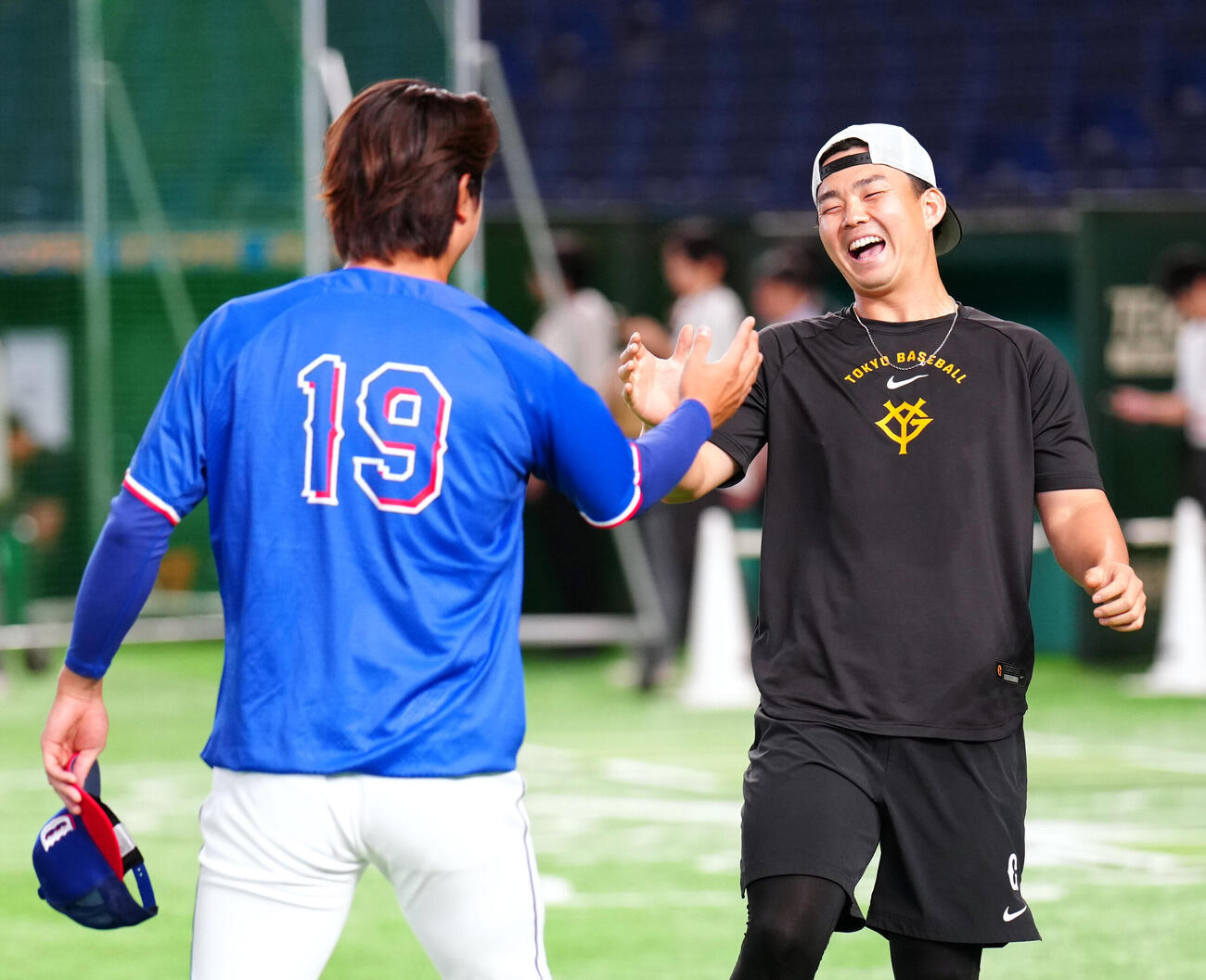 17日、試合前に中日高橋宏斗とあいさつする巨人小笠原慎之介