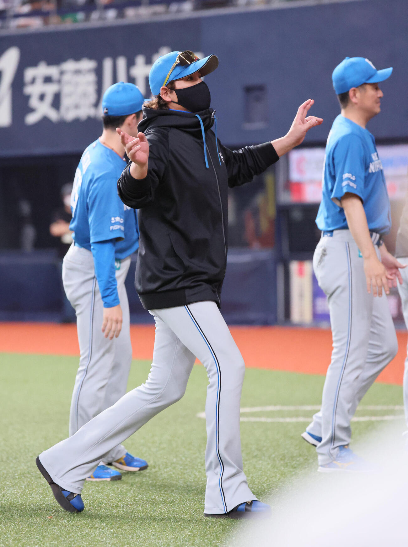 オリックス対日本ハム　勝利を挙げた日本ハム新庄剛志監督はファンの称賛に応えて引き揚げる（撮影・宮崎幸一）