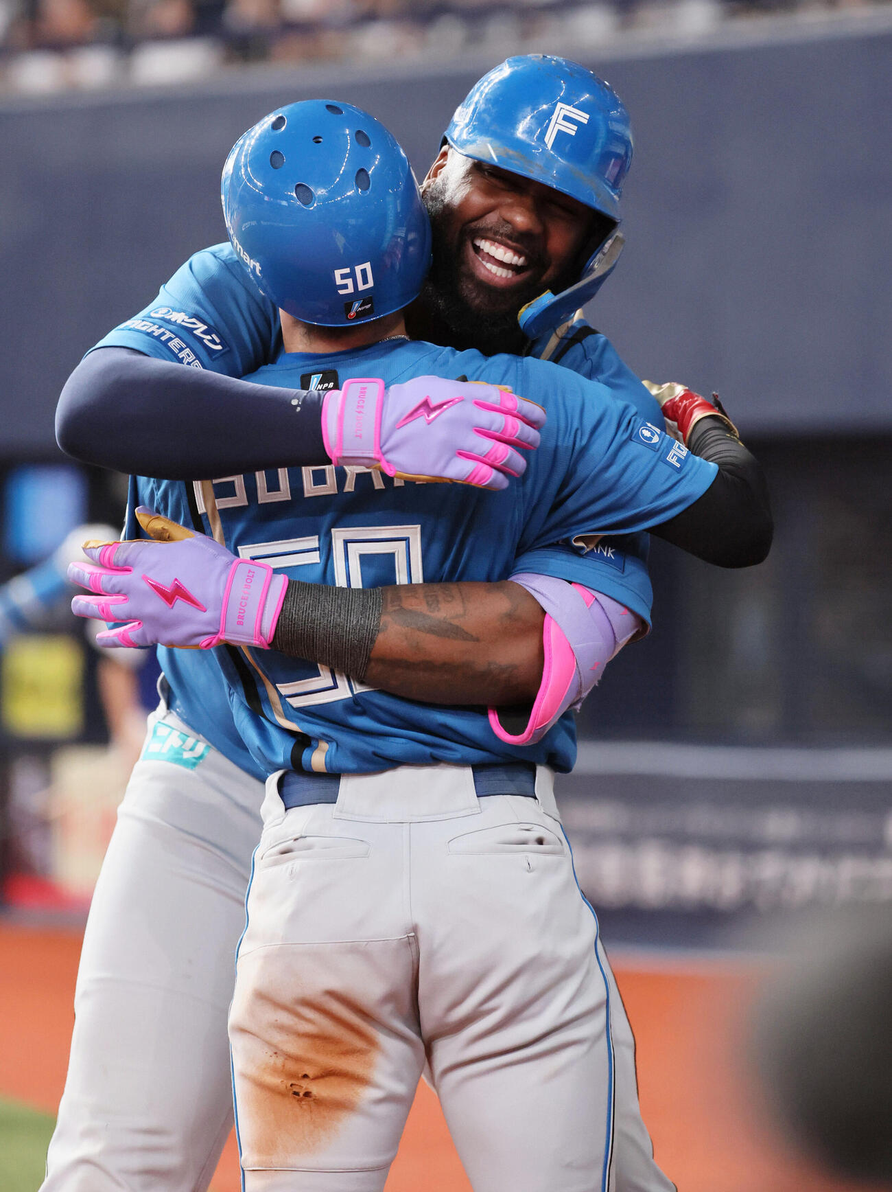 オリックス対日本ハム　9回表日本ハム1死一、三塁、犠飛で五十幡亮汰（手前）を生還させたフランミル・レイエスは笑顔で抱き合う（撮影・宮崎幸一）