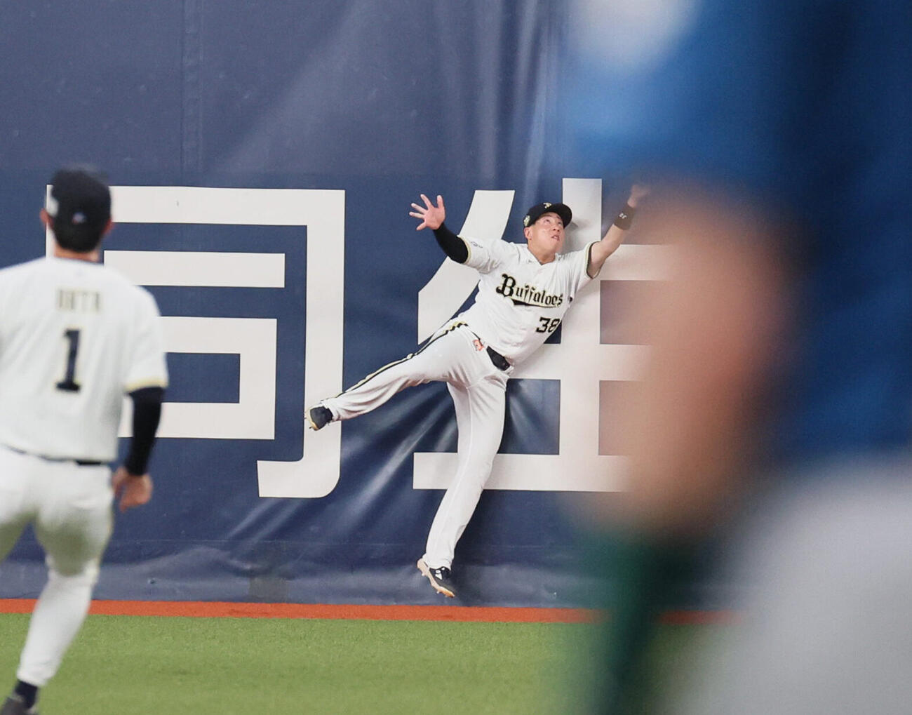 オリックス対日本ハム　4回表日本ハム無死二塁、来田涼斗は万波中正の右飛を好捕するが判定はセーフ。リクエストで覆るも二塁走者のフランミル・レイエスのタッチアップは認められる（撮影・宮崎幸一）