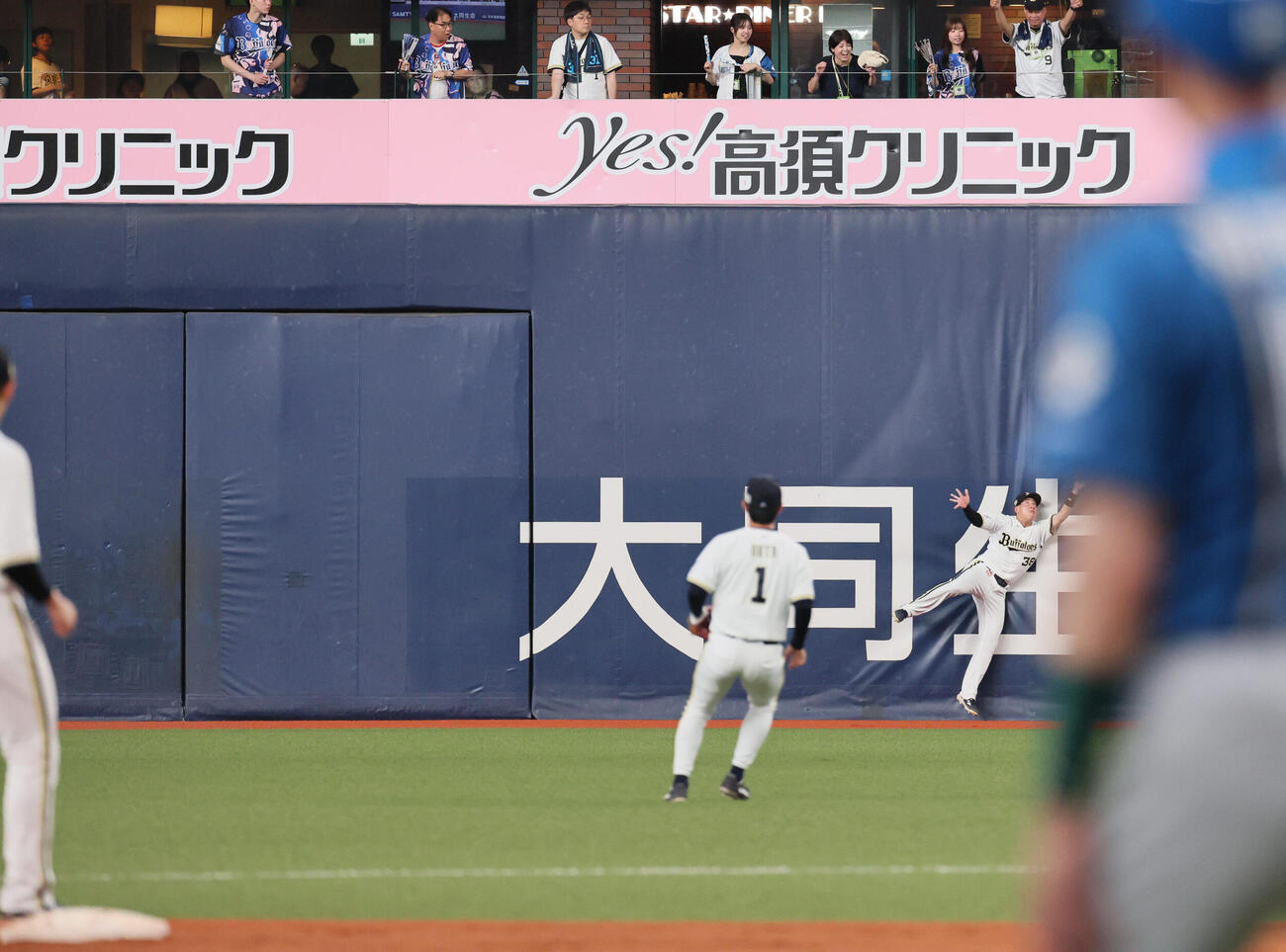 オリックス対日本ハム　4回表日本ハム無死二塁、来田涼斗は万波中正の右飛を好捕するが判定はセーフ。リクエストで覆るも二塁走者のフランミル・レイエスのタッチアップは認められる（撮影・宮崎幸一）